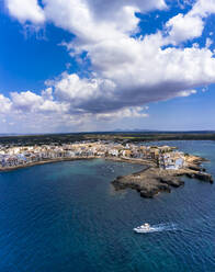 Spanien, Balearische Inseln, Colonia de Sant Jordi, Sommerwolken über der Stadt am Ufer der Bucht Cala Galiota - AMF07921