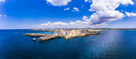 Spanien, Balearen, Colonia de Sant Jordi, Luftbildpanorama des Mittelmeers und der Stadt am Ufer der Bucht Cala Galiota im Sommer - AMF07922