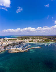 Spanien, Balearische Inseln, Colonia de Sant Jordi, Luftaufnahme des blauen Sommerhimmels über dem Hafen der Küstenstadt - AMF07924