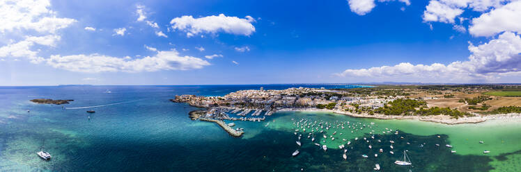 Spanien, Balearen, Colonia de Sant Jordi, Luftpanorama des Mittelmeers und der Küstenstadt im Sommer - AMF07925