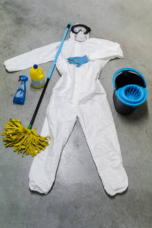 Schutzkleidung, Reinigungsmittel, Eimer und Desinfektionsmittel liegen auf dem Boden - DLTSF00633
