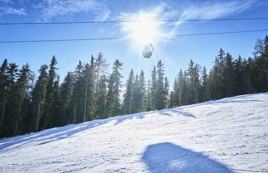 Skipiste mit Kabinenbahn gegen die Sonne - DIKF00383