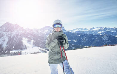 Porträt einer lächelnden Skifahrerin auf der Skipiste - DIKF00390