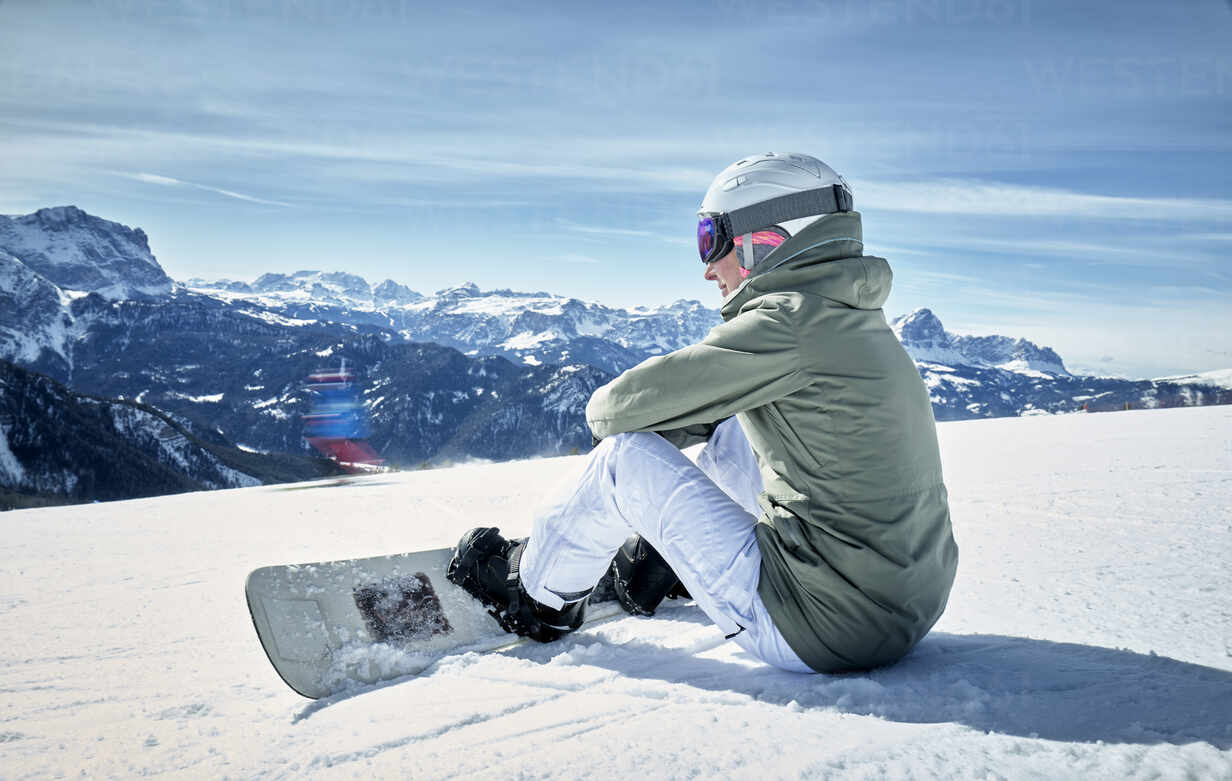 Joyful Jeune Femme Snowboarder Assis Sur La Pente Enneigée, Sanglé Dans Le  Snowboard À La Station De Ski Banque D'Images et Photos Libres De Droits.  Image 65886271