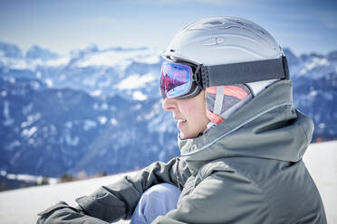 Porträt einer lächelnden Frau, die die Aussicht in der Ferne genießt - DIKF00394