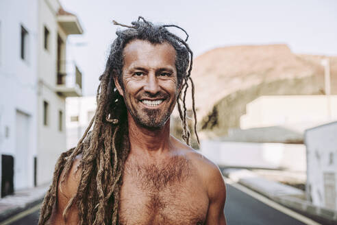 Porträts eines Mannes mit Dreadlocks in einem Canaran-Dorf, El Hierro, Spanien - DGOF00536