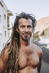 Porträts eines Mannes mit Dreadlocks in einem Canaran-Dorf, El Hierro, Spanien - DGOF00537