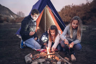 Group of four children camping - OCMF01085