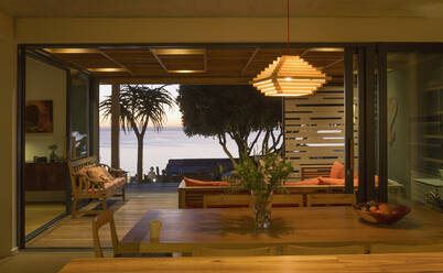 Beleuchtetes, modernes, luxuriöses Wohnhaus mit offenem Esszimmer zur Terrasse mit Meerblick - HOXF05207