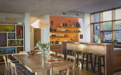 Modernes, luxuriöses Wohnhaus mit Interieur, Esszimmer und Küche - HOXF05223