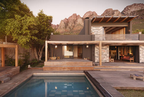 Berge hinter modernem, luxuriösem Haus Schaufenster Außenhaus mit Schwimmbad - HOXF05226