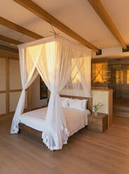 Weiße Gazevorhänge auf Himmelbett in modernem, luxuriösem Home Showcase Interieur Schlafzimmer - HOXF05239