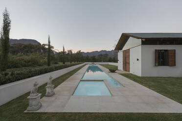 Luxuriöser Pool und Haus in der Abenddämmerung - HOXF05254
