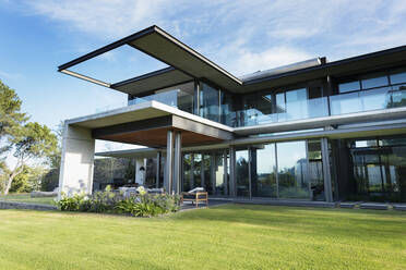 Modern, luxury home showcase exterior - HOXF05313