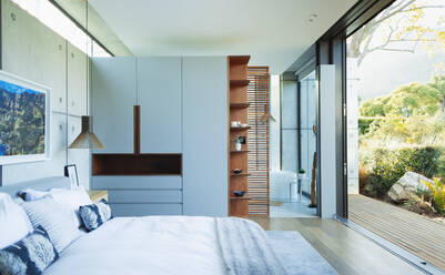 Modern, luxury home showcase bedroom - HOXF05315