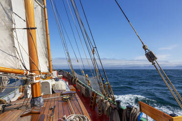 Hölzernes Segelboot auf dem sonnigen Atlantik in Grönland - HOXF05379