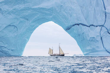 Schiff fährt durch den majestätischen Eisbergbogen Grönlands - HOXF05388