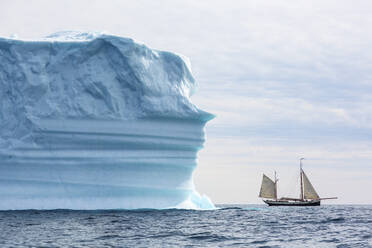 Schiff fährt an Eisberg auf dem Atlantik vorbei Grönland - HOXF05390