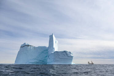 Majestätische Eisbergformation über dem sonnigen Atlantischen Ozean Grönlands - HOXF05398