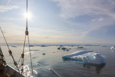 Schiff fährt an schmelzendem Eis vorbei auf dem sonnigen Atlantik in Grönland - HOXF05402