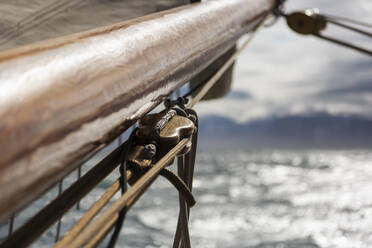 Holzmast und Takelage eines Segelboots in Nahaufnahme - HOXF05427