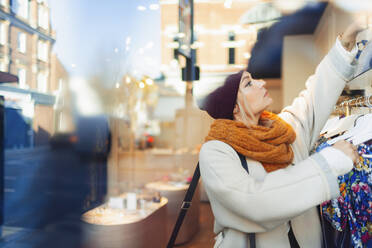 Young woman shopping - HOXF05439