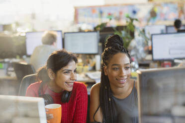 Geschäftsfrauen treffen sich, arbeiten am Computer im Büro - HOXF05616