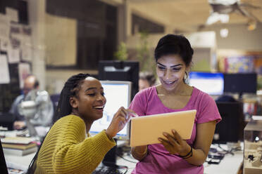 Geschäftsfrauen nutzen digitales Tablet im Büro - HOXF05646