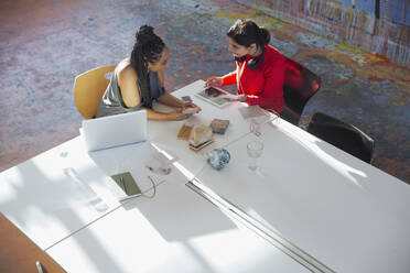 Kreative Geschäftsfrauen im Gespräch, mit digitalem Tablet, Planung in einem Konferenzraum - HOXF05650