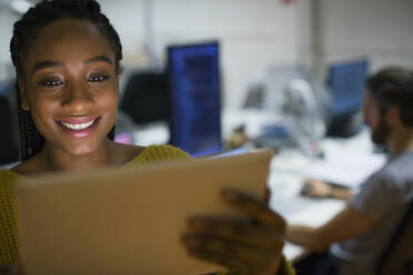 Lächelnde Geschäftsfrau mit digitalem Tablet im Büro - HOXF05659