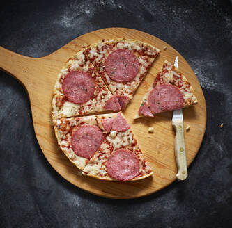 Spatel mit Salamischeiben auf der Pizza - KSWF02150