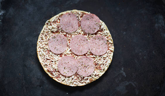 Tiefkühlpizza mit Salami und geriebenem Käse - KSWF02156