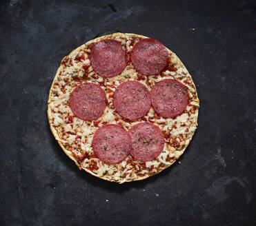 Gebackene Pizza mit Salami und Käse - KSWF02157