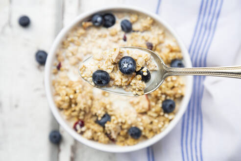 Löffel Müsli mit Heidelbeeren - LVF08683