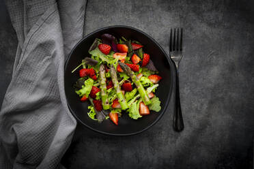 Bowl of vegetarian salad with lettuce, strawberries and asparagus - LVF08685