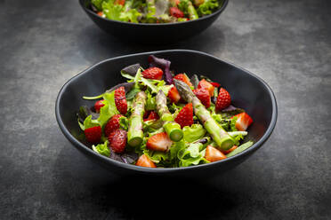 Schüssel mit vegetarischem Salat mit Kopfsalat, Erdbeeren und Spargel - LVF08687