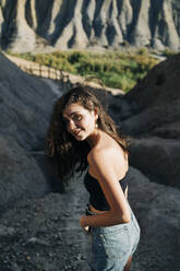 Porträt einer lächelnden jungen Frau in der Natur, Almeria, Spanien - MPPF00644