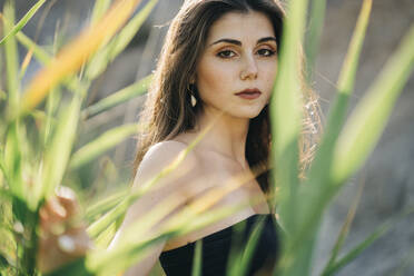 Portrait of young woman in nature - MPPF00646