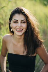 Portrait of happy young woman in nature - MPPF00647