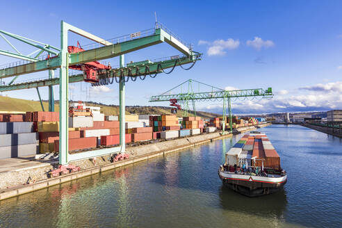 Deutschland, Baden-Württemberg, Stuttgart, Containerschiff am Handelsdock am Neckarufer - WDF05869