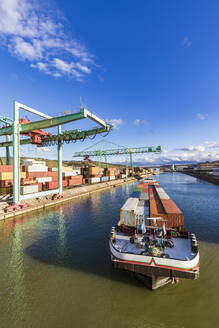 Deutschland, Baden-Württemberg, Stuttgart, Containerschiff am Handelsdock am Neckarufer - WDF05870