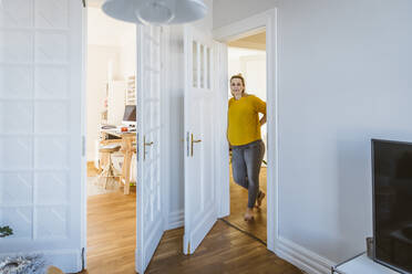 Portrait of pregnant woman at home - MFF05101