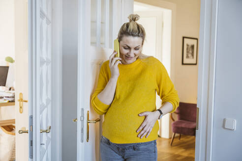 Schwangere Frau zu Hause beim Telefonieren - MFF05104