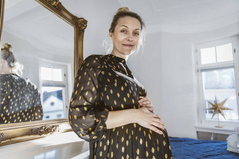 Porträt einer schwangeren Frau zu Hause - MFF05112