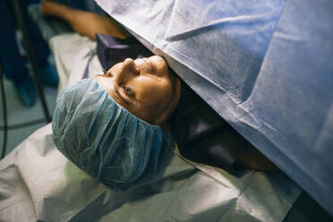 Patient vor der Operation in einem Operationssaal - ABZF03041
