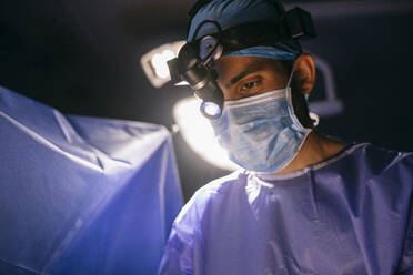 Porträt eines fokussierten Chirurgen während einer Operation - ABZF03055
