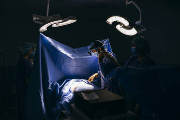 Operationssaal-Team während einer Operation - ABZF03056