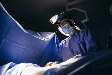 Chirurg während einer Operation - ABZF03057