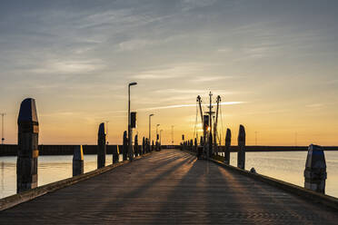 Dänemark, Romo, Leere Seebrücke bei Sonnenuntergang - ASCF01146