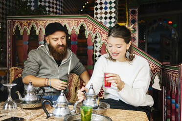 Porträt eines Paares in einer Teestube - DGOF00546